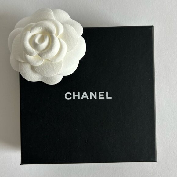 Chanel 2020 Crystal & Faux Pearl Mismatch Hoop Earrings - Picture 5 of 13